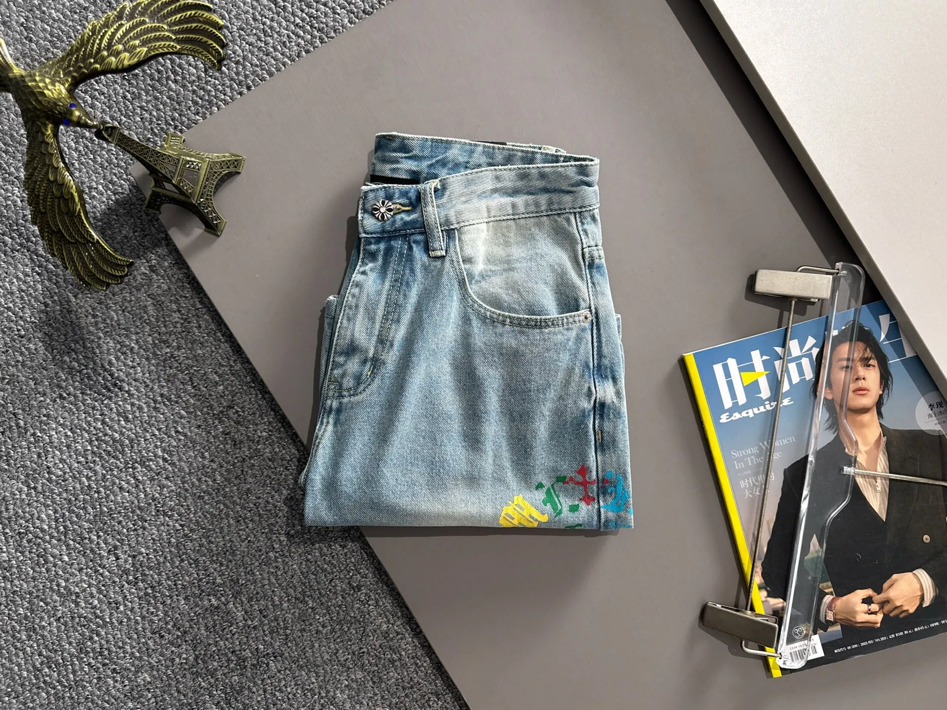 🅿️330 Croxin 2025 summer new jeans denim shorts, imported from Japan Denim plain cotton denim fabric woven and produced, complete with three standards, top stone washing process makes the texture reach the old taste of the 1980s, soft, delicate, comfortable and breathable, the color has a modern and fashionable vicissitudes, the upper body is versatile and fashionable! Light luxury, a must-have item for daily commuting! Code number: 28-40 (please state your height and weight when placing an order)